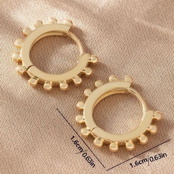 ✨Free People Teramo Petite Gold Huggie Earrings - Picture 5 of 6